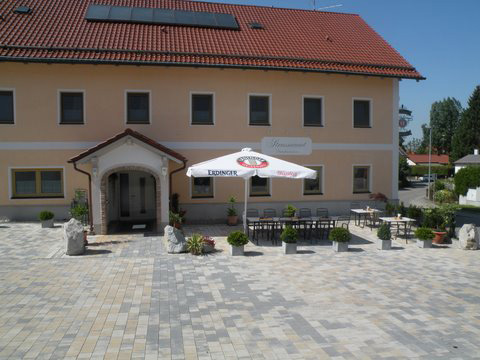 Biergarten in Eitting Hotel und Pension Strasserwirt